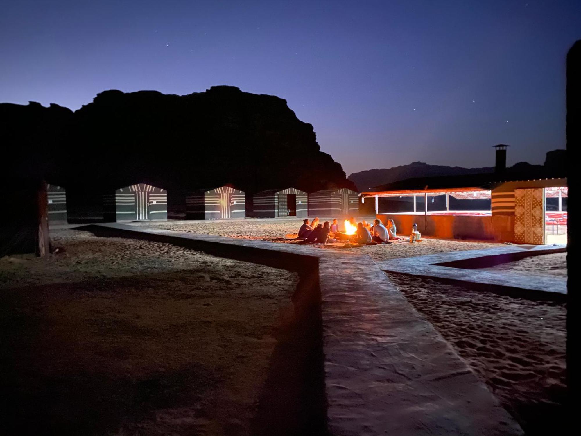 Bedouin Memories Camp Bed & Breakfast Wadi Rum Bagian luar foto