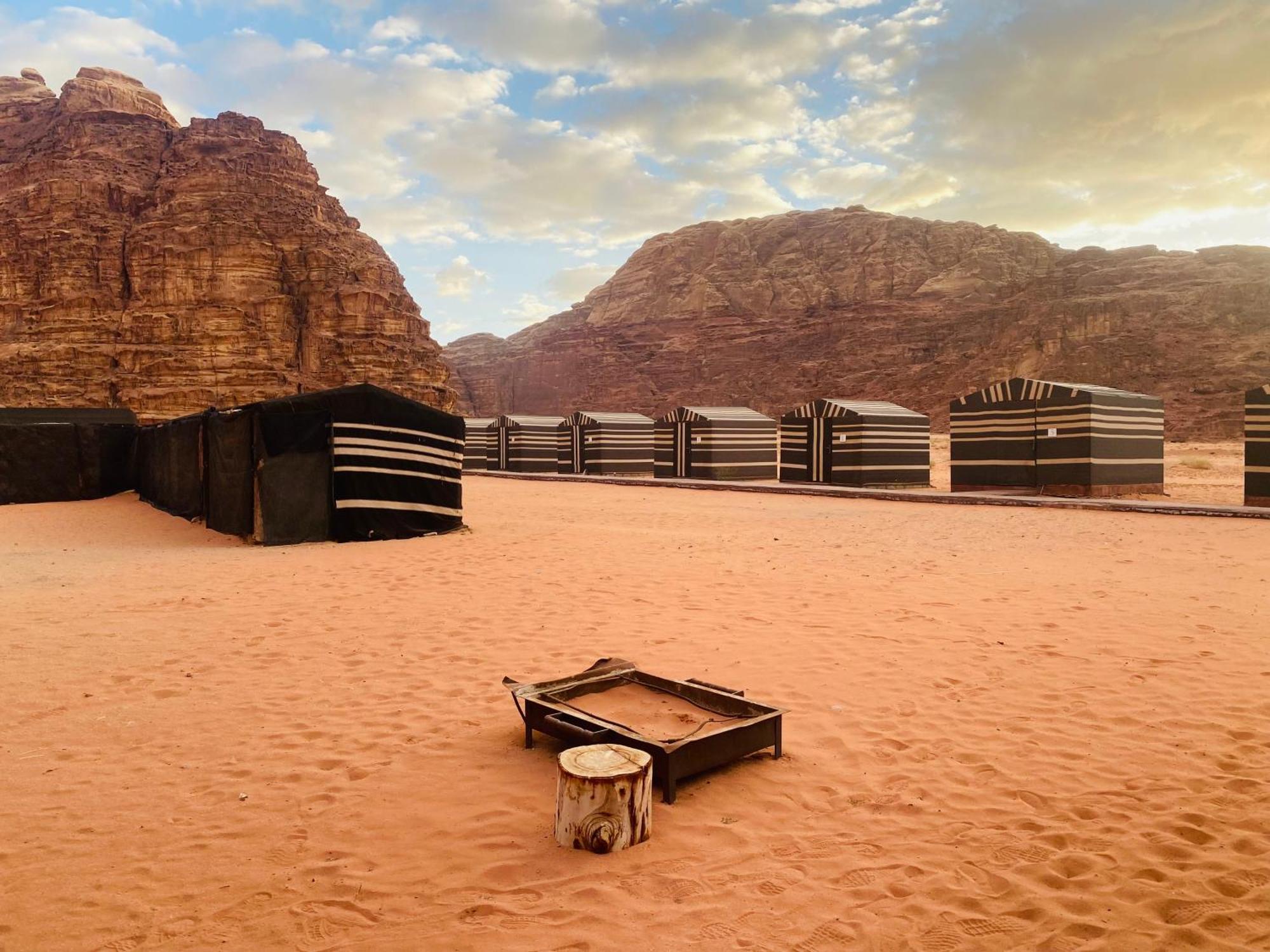 Bedouin Memories Camp Bed & Breakfast Wadi Rum Bagian luar foto