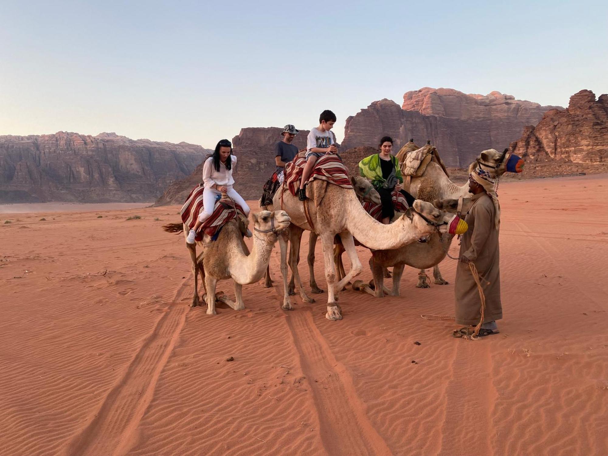 Bedouin Memories Camp Bed & Breakfast Wadi Rum Bagian luar foto